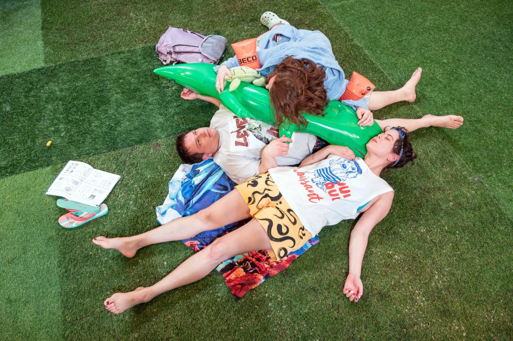 Linkfoto für Julia Pommer Ausstattung FREIBAD von Will Gmelling, Theater der Jungen Welt Leipzig, Spielzeit 2025/2026